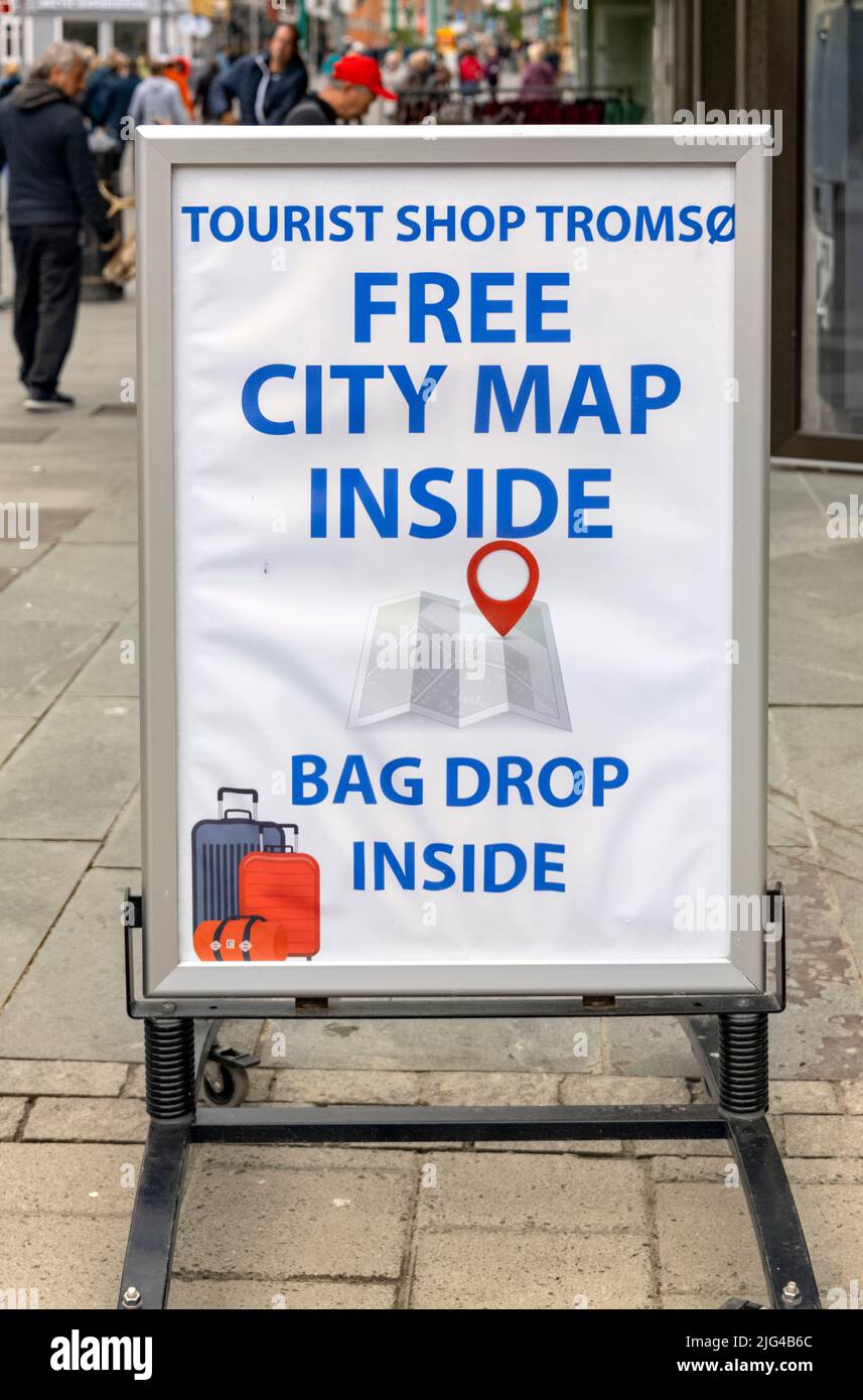 Tromso, segno per la mappa gratuita della città e borsa caduta, Norvegia Foto Stock