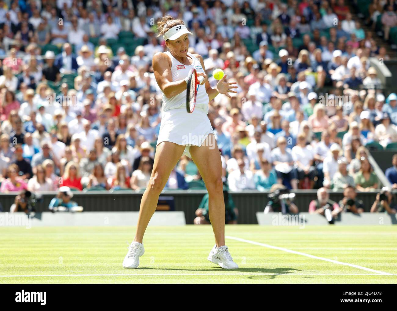 Wimbledon, Gran Bretagna 7th. Luglio, 2022. Tennista tunisino Ons Jabeur in azione al Wimbledon 2022 Championships di giovedì 7 luglio 2022., © Juergen Hasenkopf / Alamy Live News Foto Stock