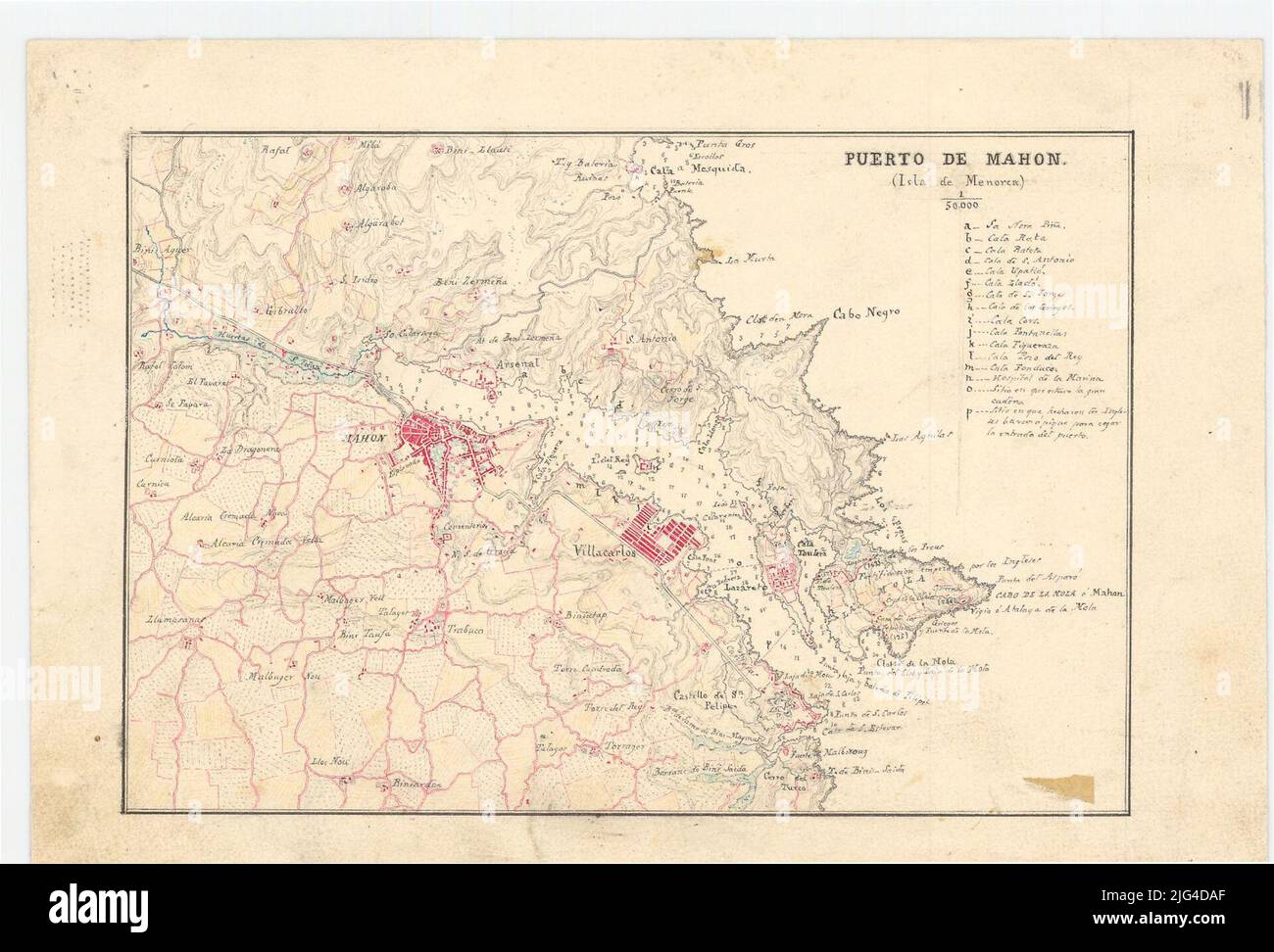Porto di Mahon (Isla de Menorca). Presenta la costa da Cala Mesquida a Na manoscritto ruotato a Plumilla in rilievo nero, blu, verde e carminico rappresentato da curve di configurazione e sonde batimetriche. Colture, frutteti, fortificazioni torri e nuclei di popolazione di diversa categoria Foto Stock