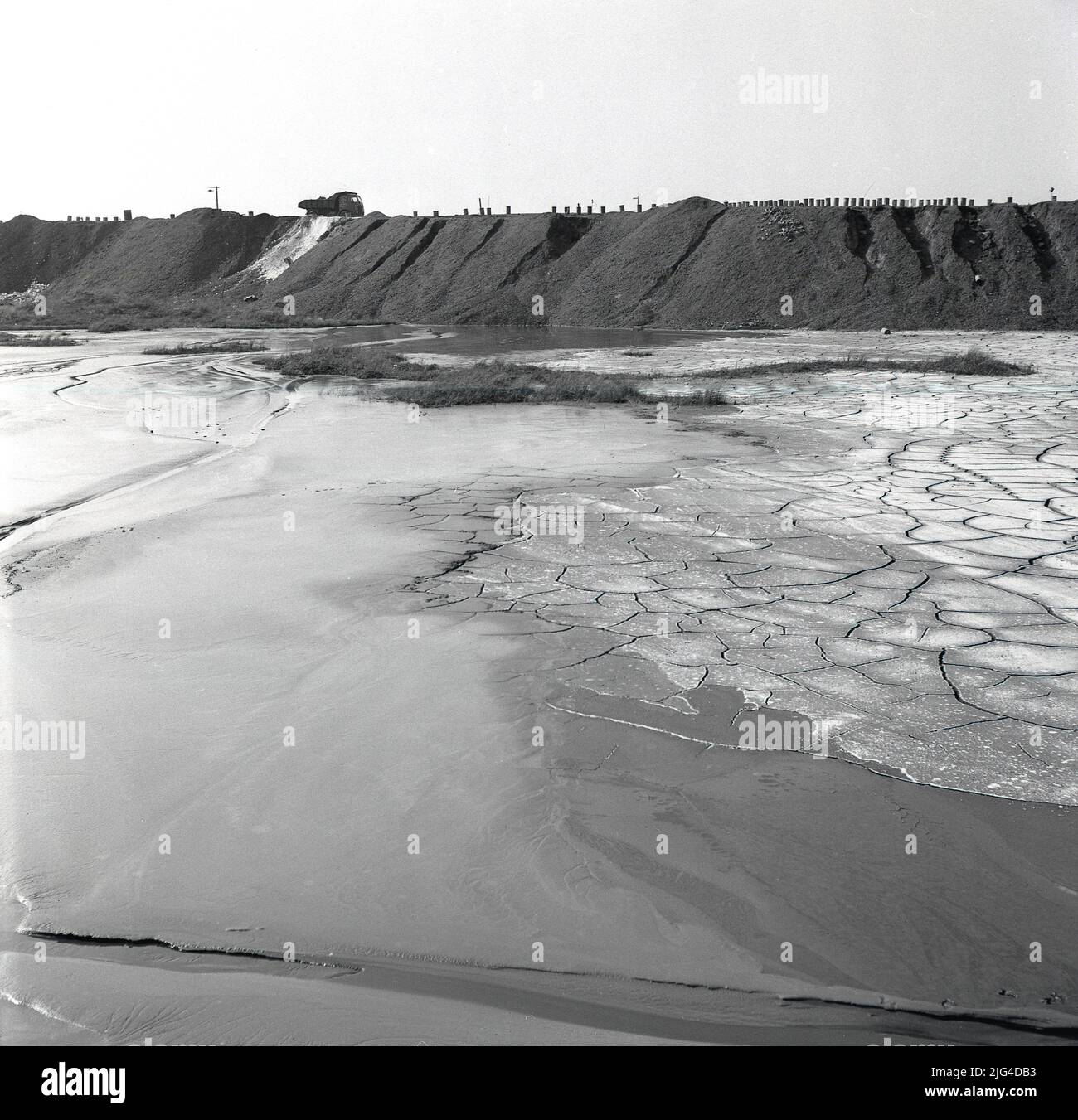 1950s, vista storica della Baia di Baglan e in lontananza grandi opere di terra presso le acciaierie di Port Talbot, Galles, Regno Unito. Baglan Bay fa parte della costa di Swansea Bay. Foto Stock