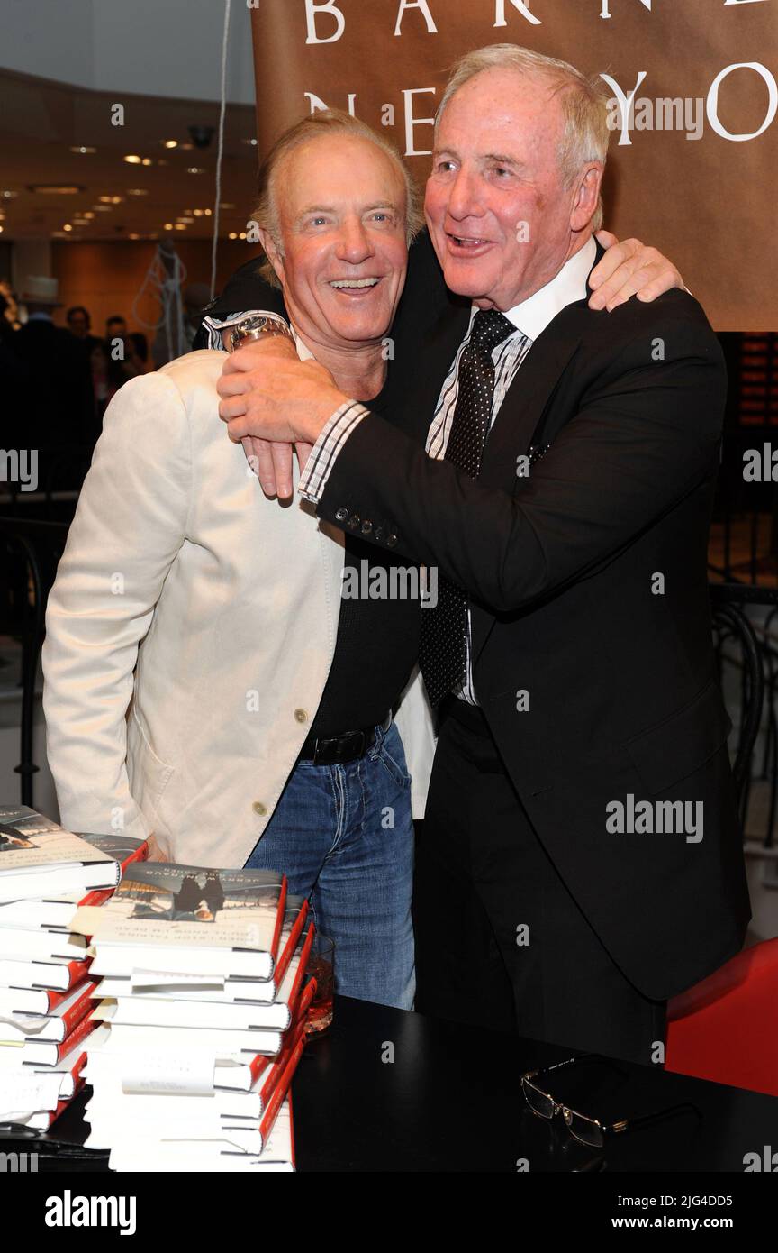 ***FILE PHOTO*** James Caan è passato via. BEVERLY HILLS, CA - MAGGIO 18: (L-R) attore James Caan e produttore Jerry Weintraub partecipare a un cocktail di benvenuto per celebrare l'uscita del nuovo libro di Jerry Weintraub 'When i Stop Talking You'll Know i'm Dead: Storie utili da un uomo persuasivo' a Barneys New York - Beverly Hills il 18 maggio 2010 a Beverly Hills, California. Credit: MpiPG/MediaPunch Foto Stock