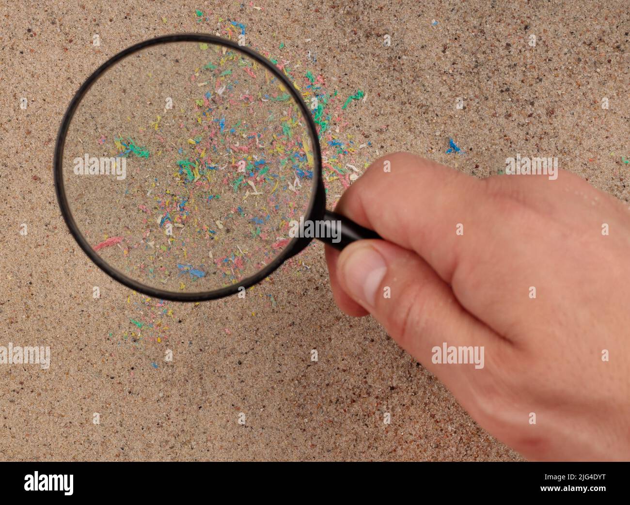 Contaminazione dell'ambiente con micro plastica, un primo piano di micro plastica. Immagine concettuale. Foto Stock