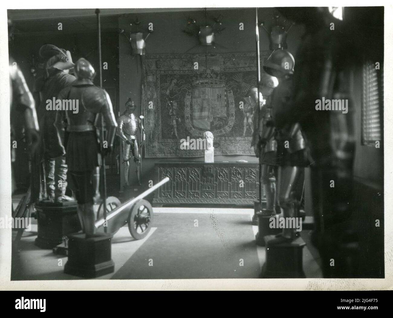 Camera Medinaceli. Armatura, 1970. Fotografia della parte centrale della sala Medinaceli con le diverse armature e sullo sfondo un arazzo. Foto Stock