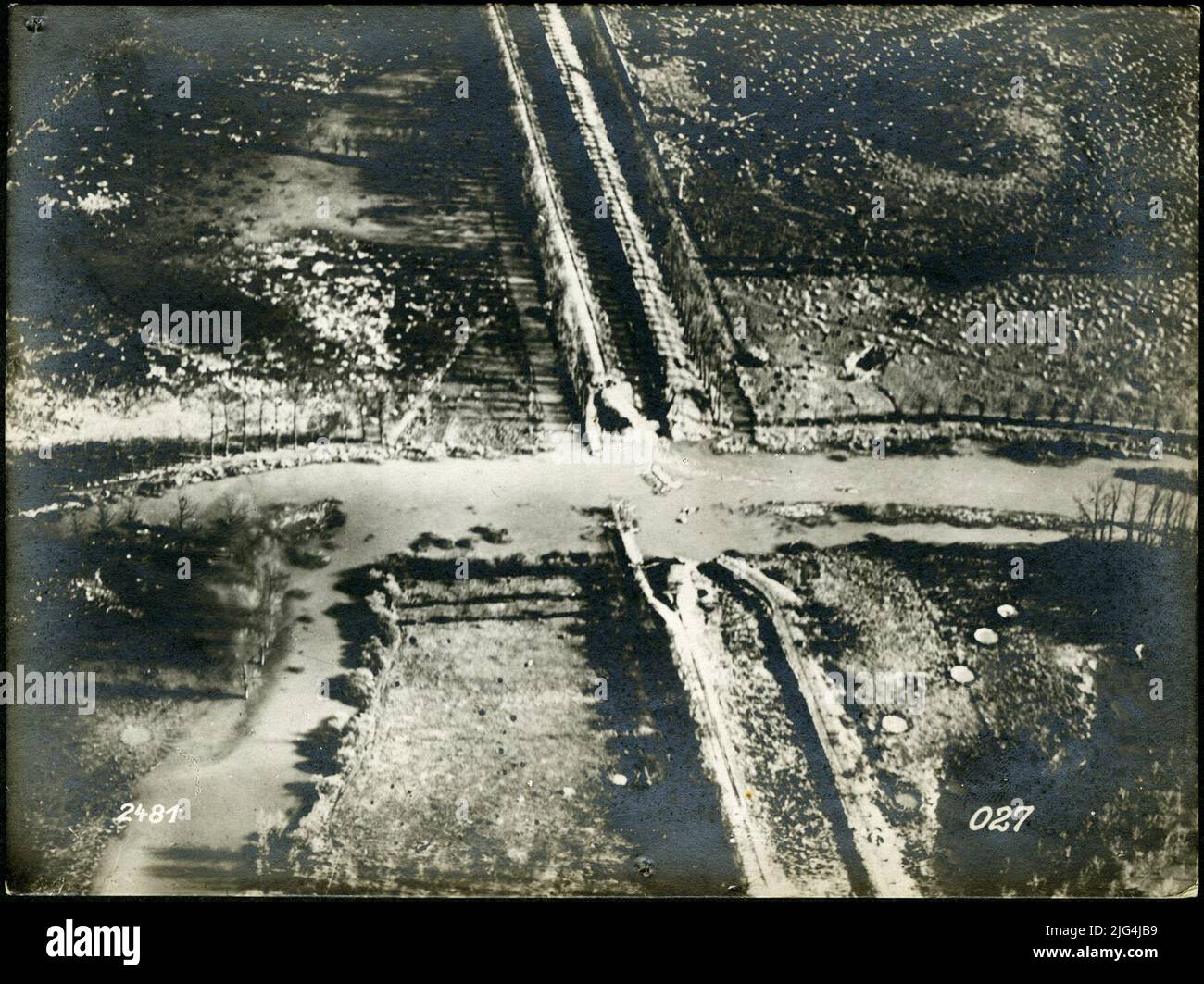 Il canale Oise Aisne, che è stato soffiato dai francesi, a destra e a sinistra della zona paludosa Foto Stock
