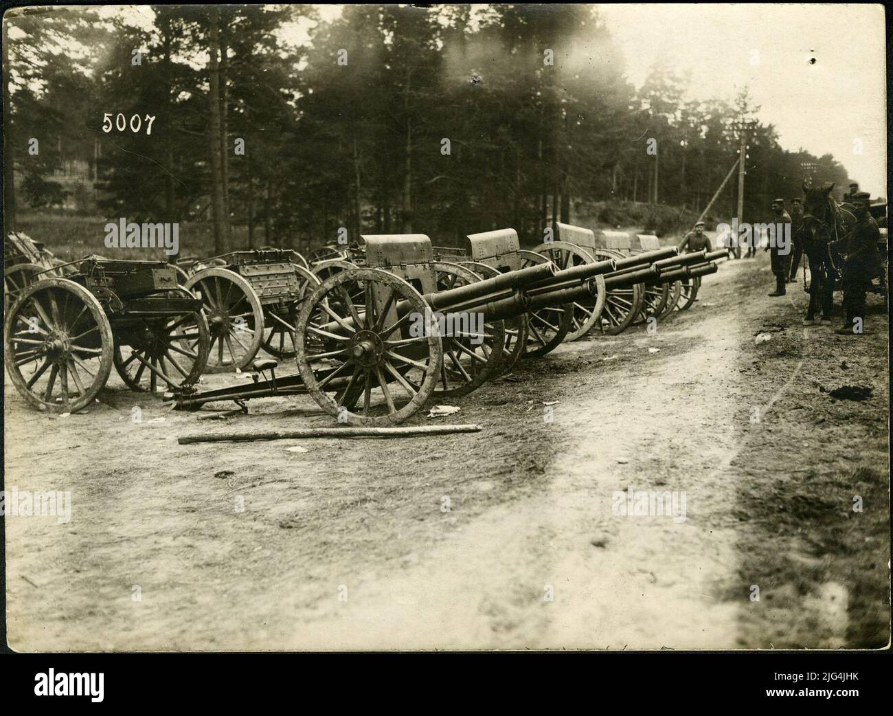 I tedeschi avanzano nelle province baltiche. Attrezzatura da guerra russa (mitragliatrici, mini-lancio, pistole, flotte, ecc.) che è stato catturato in anticipo. (157) Foto Stock