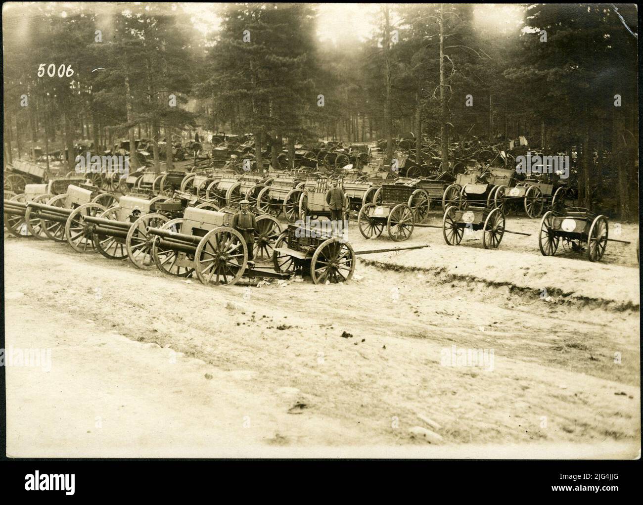 I tedeschi avanzano nelle province baltiche. Attrezzatura da guerra russa (mitragliatrici, mini-lancio, pistole, flotte, ecc.) che è stato catturato in anticipo. (157) Foto Stock
