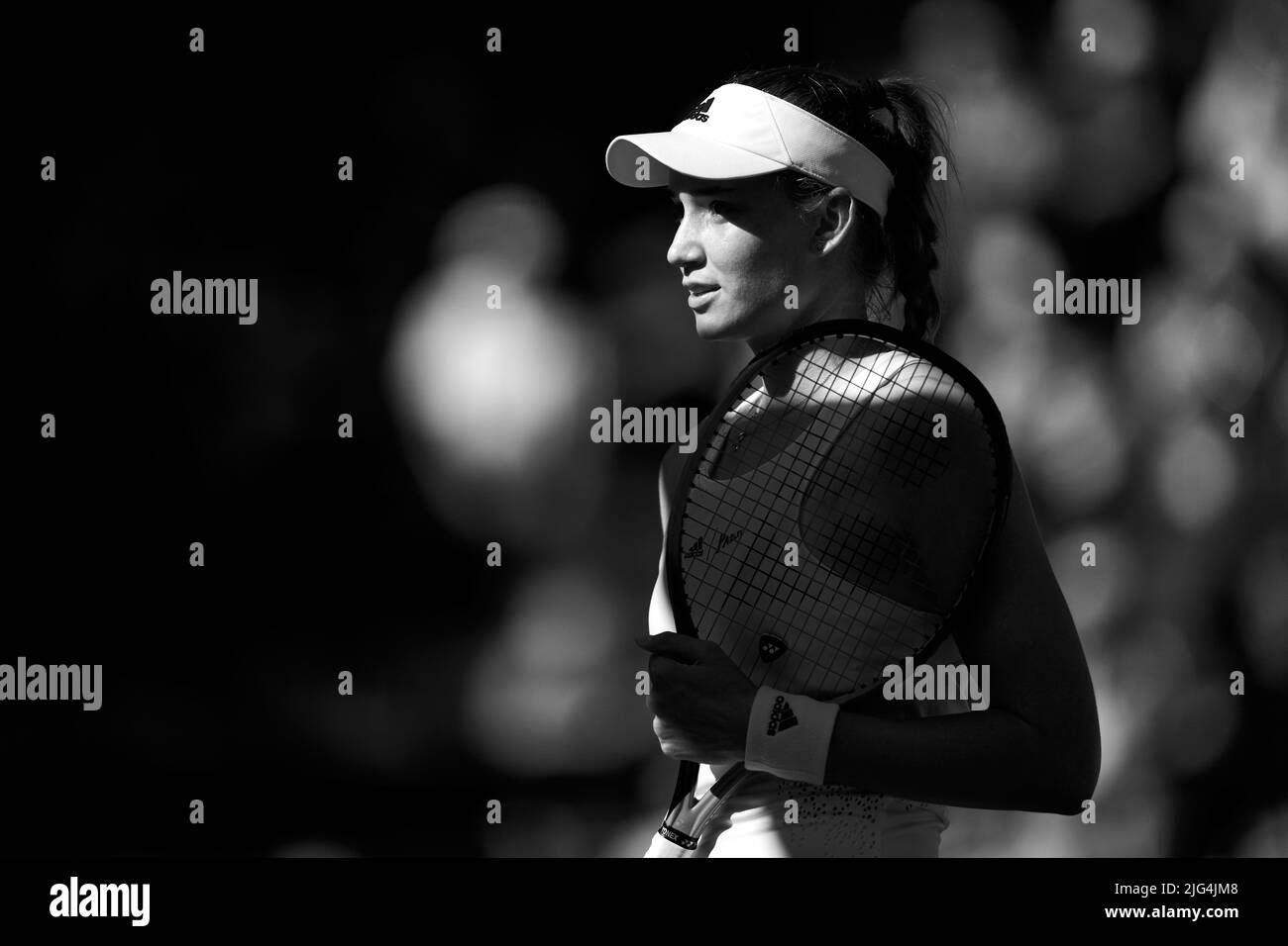 Elena Rybakina durante la semifinale Ladies Singles contro Simona Halep il giorno 11 dei campionati di Wimbledon 2022 all'All England Lawn Tennis and Croquet Club, Wimbledon. Data foto: Giovedì 7 luglio 2022. Foto Stock