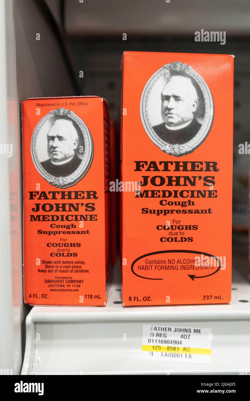 Le scatole del marchio del soppressore di tosse della medicina del Padre John si siedono sullo scaffale di un deposito della droga Foto Stock