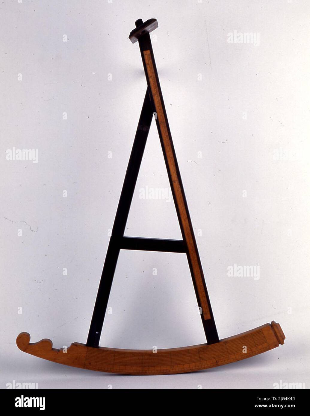 Quadrante di un settore. Quadrante. Attribuito a John Elton. Esposizioni: Splendore della Spagna 1598-1648: Da Cervantes a Velazquez (Ministero dell'Istruzione e della Cultura. Amsterdam 19-11-98 / 7-3-1999 / arte e conoscenza: La cultura al tempo di Felipe III e Felipe IV (Valladolid 15-Aprile / 27-Junio- 1999) / Rande 1702. Arde o Mar. Museo do Mar. Vigo (24-07 / 11-11-2002) questo è il primo dei due modelli ideati dal marinaio inglese John Davis.IT è una combinazione di settore e ballastilla. L'arco del settore è graduato da 0 a 32°, con suddivisioni determinate dalla scala Ballastilla. Foto Stock