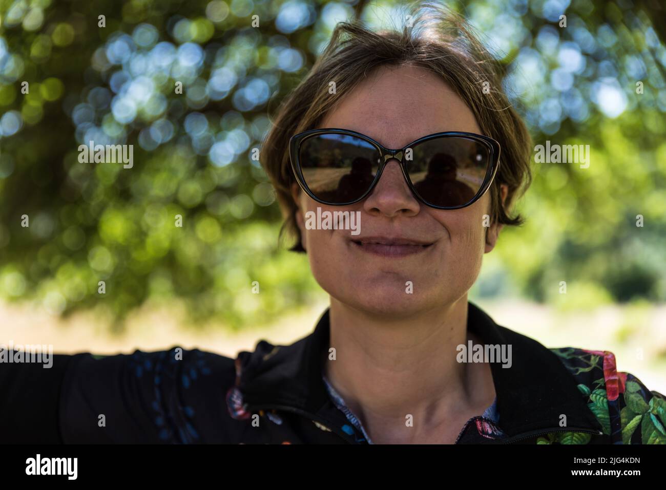 Immagine di una donna rilassante attraente all'ombra di un albero, Kordel, Germania Foto Stock