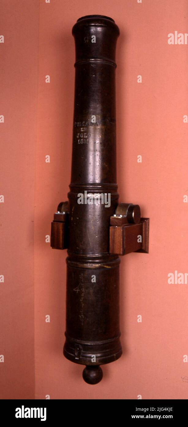 Canyon preso a Joló (Filippine) nel 1851. Canyon. Prodotto in s.. XVIII per munizioni da 6 libbre. Fu prelevato dai pirati di Calamanneo e trasferito in Spagna nella corvette "Villa de Bilbao". Cañón de A 6, custodia e lampada liscia. Fogon in cintura alta e due paraspidi. Nel primo corpo, leggenda in arabo il capitano della nave Jorge Vicente Jordana. Il pezzo doveva arrivare al museo alla fine del 1851 o più tardi. La data 11/28/1851 è quella dell'assalto al forte o forte Assibi e Daniel de Joló difeso dalle truppe del Sultano pull. Le truppe spagnole erano al comando di Urbiztondo Foto Stock