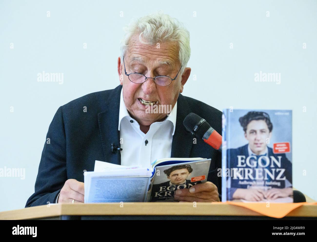 Berlino, Germania. 07th luglio 2022. Egon Krenz, ex capo di stato della GDR, presenta la prima parte della sua autobiografia ad una prima del libro. In qualità di successore di Honecker, il politico SED di lunga data è stato brevemente segretario generale del Comitato Centrale SED, presidente del Consiglio di Stato e presidente del Consiglio Nazionale di Difesa della RDT fino all'inizio di dicembre 1989. Nella prima parte della sua biografia, intitolata "Aufbruch und Aufstieg", si occupa del periodo tra la sua nascita nel 1937 e l'anno 1973. Credit: Bernd von Jutrczenka/dpa/Alamy Live News Foto Stock