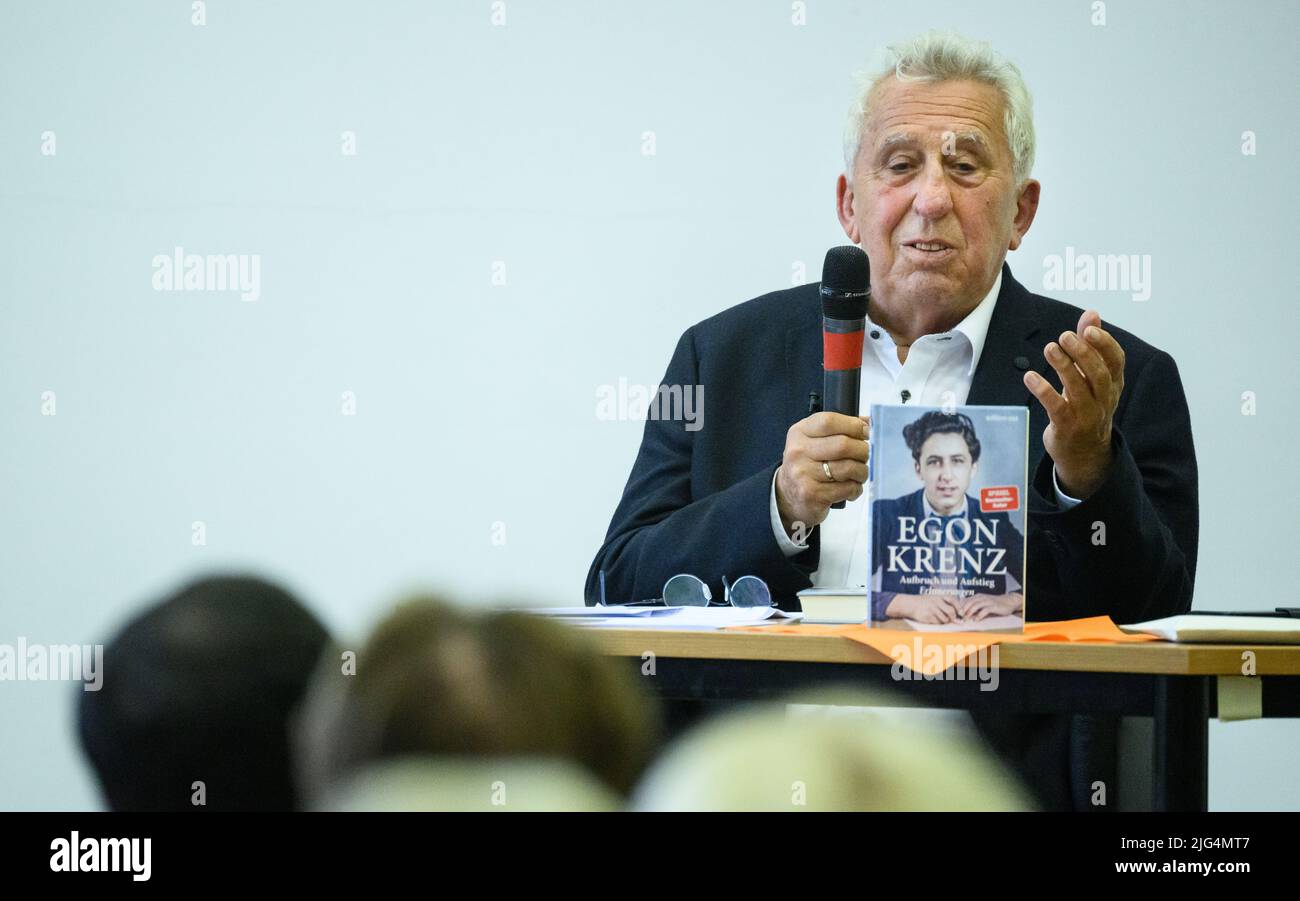 Berlino, Germania. 07th luglio 2022. Egon Krenz, ex capo di stato della GDR, presenta la prima parte della sua autobiografia ad una prima del libro. In qualità di successore di Honecker, il politico SED di lunga data è stato brevemente segretario generale del Comitato Centrale SED, presidente del Consiglio di Stato e presidente del Consiglio Nazionale di Difesa della RDT fino all'inizio di dicembre 1989. Nella prima parte della sua biografia, intitolata "Aufbruch und Aufstieg", si occupa del periodo tra la sua nascita nel 1937 e l'anno 1973. Credit: Bernd von Jutrczenka/dpa/Alamy Live News Foto Stock