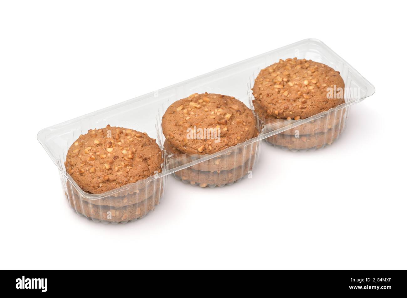 Biscotti di farina d'avena con briciole di noci in un vassoio trasparente di plastica isolato su bianco Foto Stock