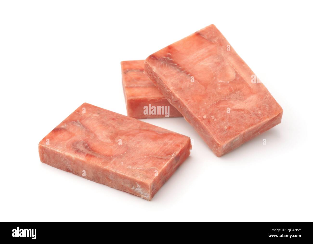 Blocchi di filetto di salmone crudo congelato isolati su bianco Foto Stock