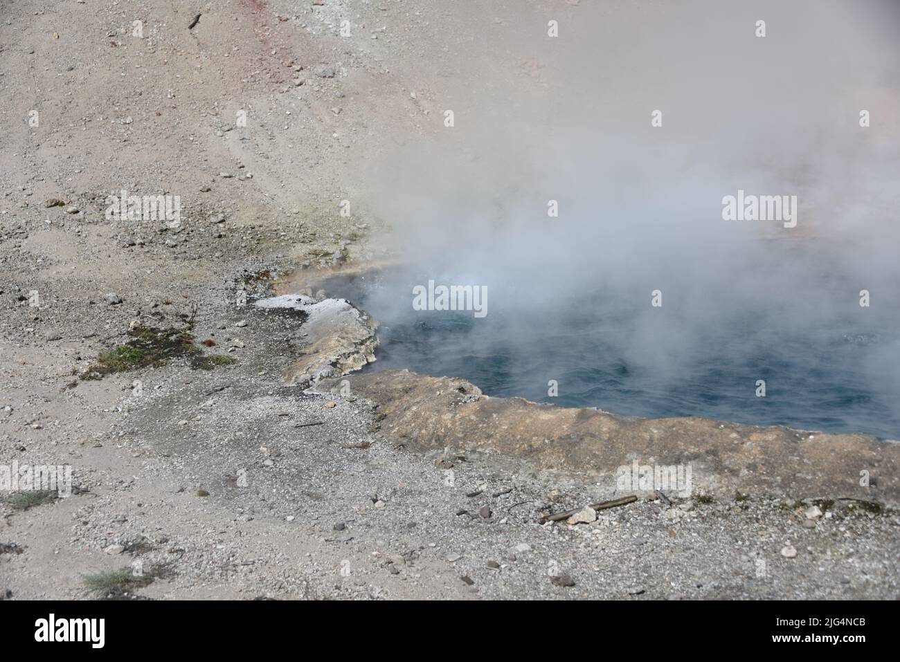 Parco Nazionale di Yellowstone, USA. 5/21-24/2022. La sorgente di beryl è una sorgente termale calda a bordo strada nel bacino del geyser di Gibbon. Facilmente raggiungibile a piedi. Grande surriscaldato Foto Stock