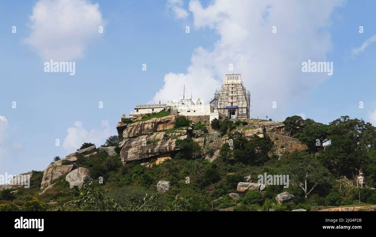 Vista del Tempio di Sri Yoga Narashimha sulla cima della collina, Melukote, Mandya, Karnataka, India. Foto Stock