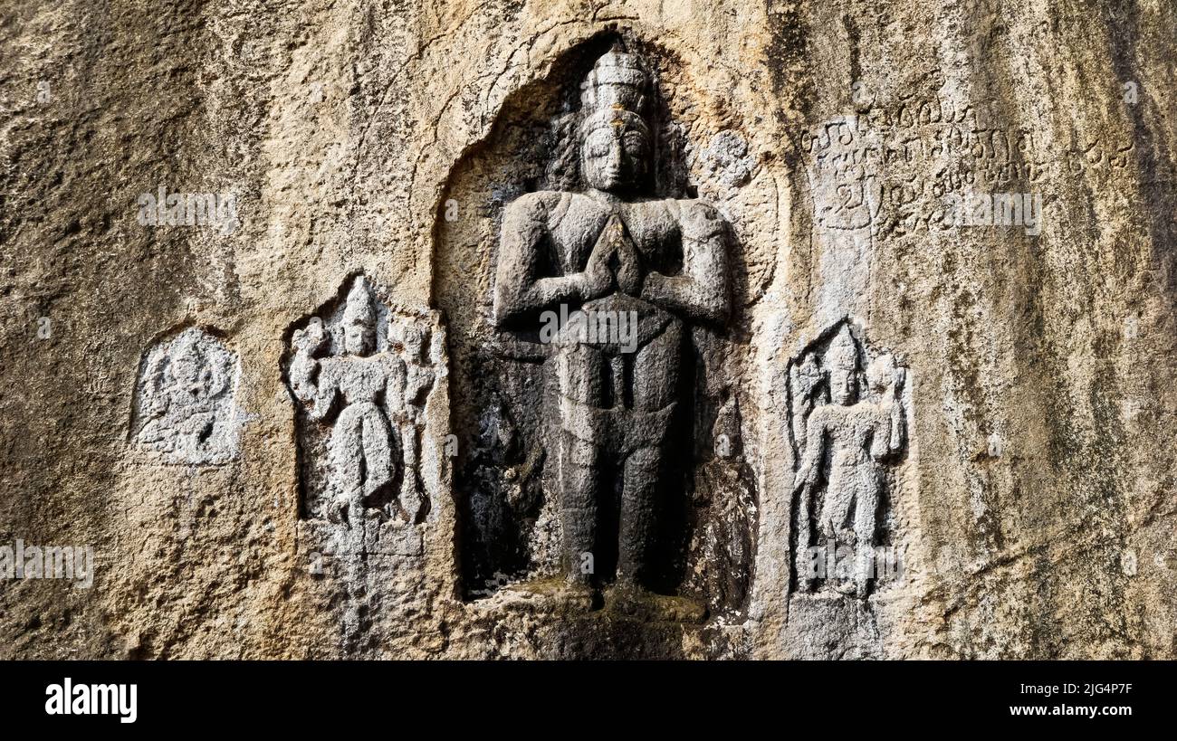 Sculture di dei indiani sul muro del tempio di Sri Yoga Narshimha, Melukote, Mandya, Karnataka, India. Foto Stock