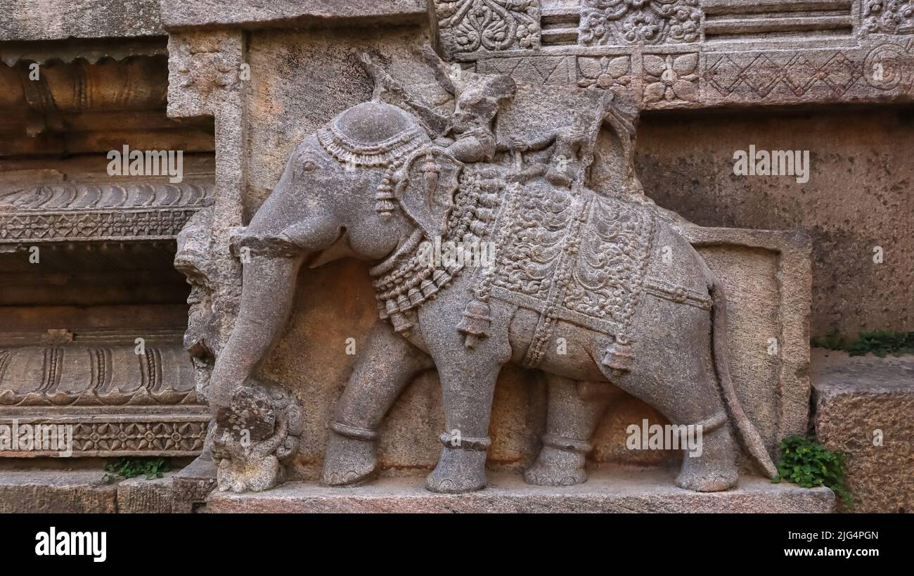 Dettaglio Carving of Elephant sul Rayagopura, Melukote, Karnataka, India. Foto Stock