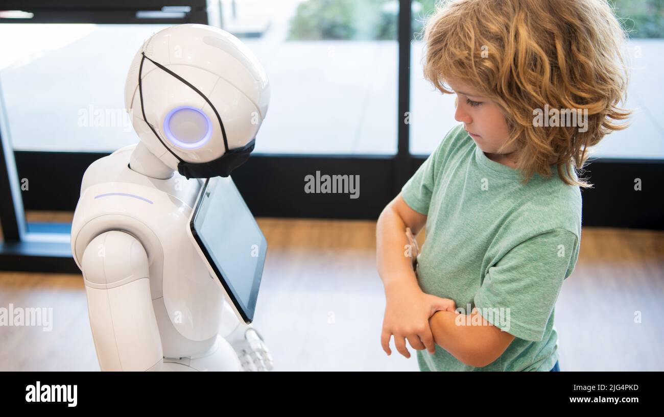 i bambini interagiscono con l'intelligenza artificiale del robot, il progresso tecnologico Foto Stock