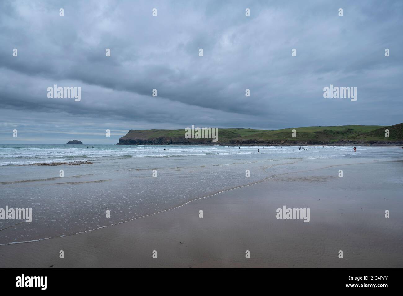 Polzeath spiaggia, popolare tra i surfisti, sotto un cielo moody, Cornovaglia, Regno Unito. Foto Stock