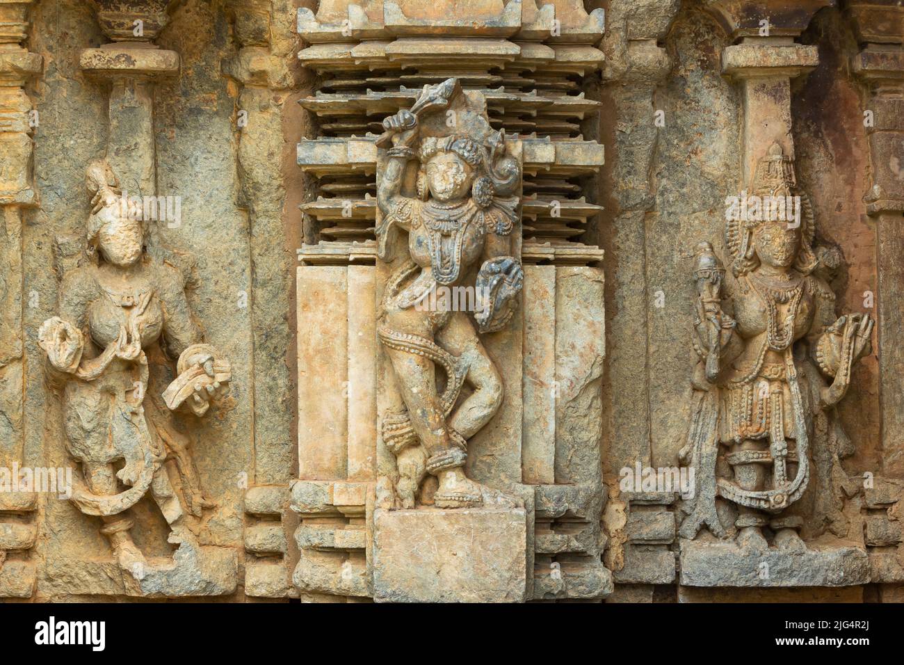 Scultura delle donne sul tempio di Nageshvara-Chennakeshava sono la coppia di templi indù quasi identici, il tempio è stato costruito nel 1200 d.C. durante il Foto Stock