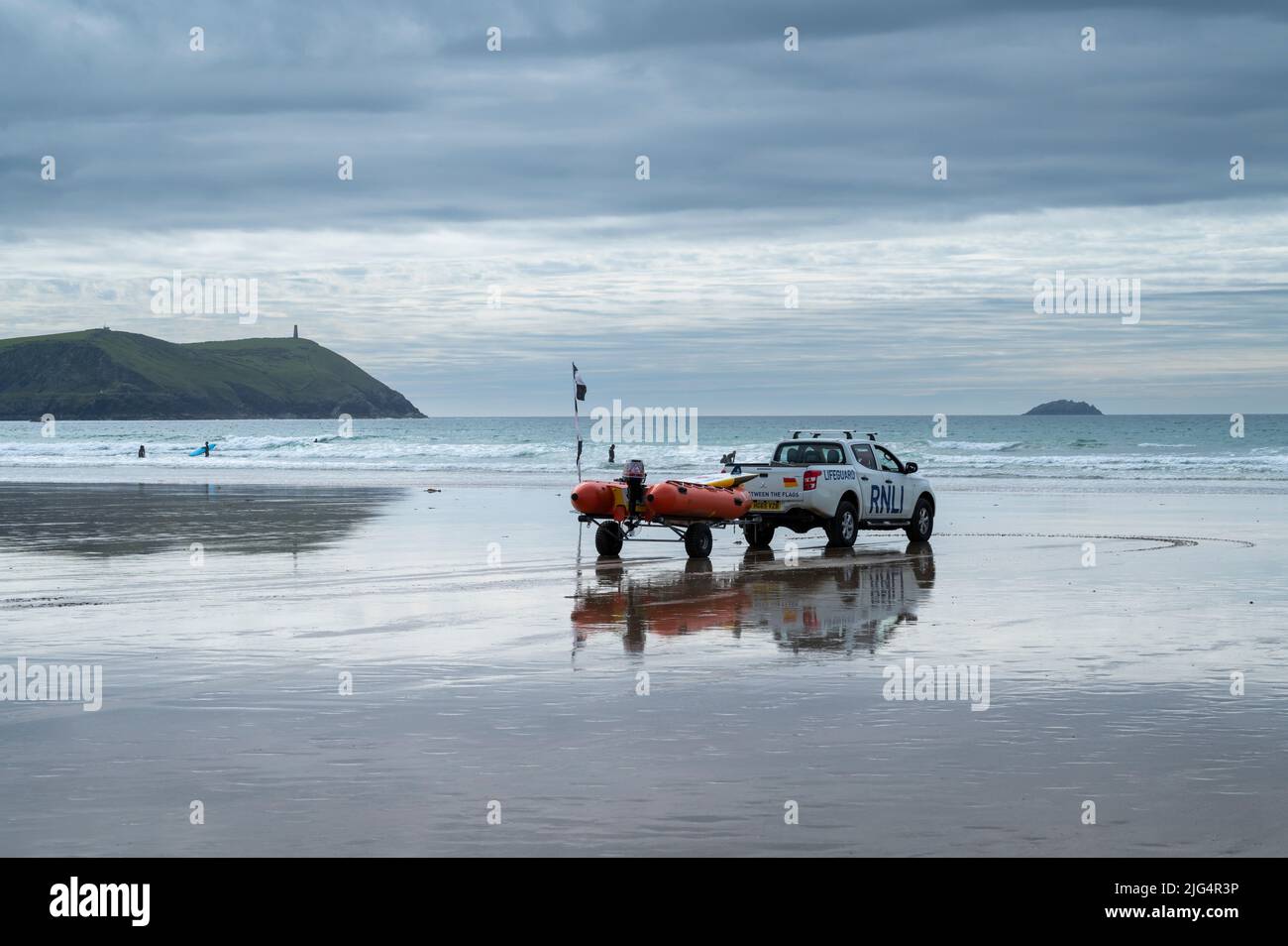 Polzeath spiaggia, popolare tra i surfisti, sotto un cielo moody, Cornovaglia, Regno Unito. Foto Stock