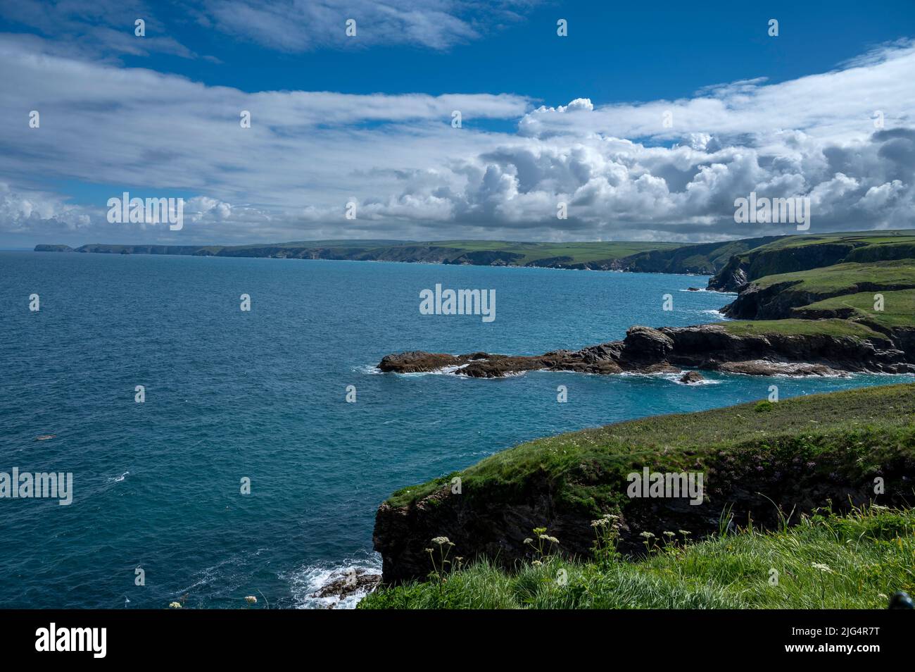 La vista verso nord ovest lungo la costa da Port Isaac, Cornovaglia, Regno Unito verso Tintagel. Foto Stock