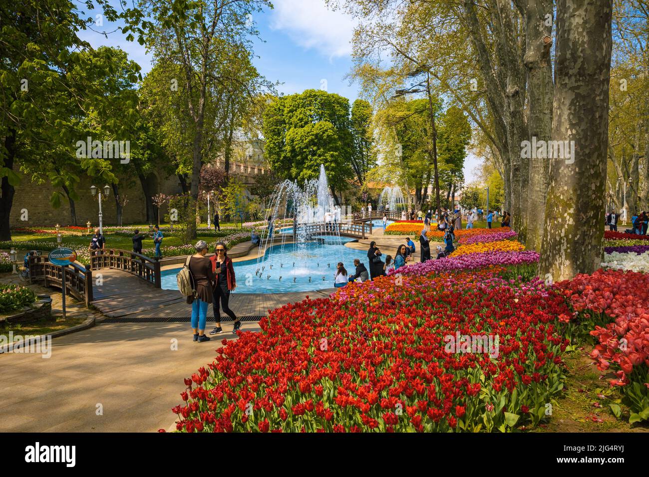 Turisti intorno allo stagno nel Parco Gulhane a Istanbul in primavera. Viaggio in Turchia. Istanbul Turchia - 4.25.2022 Foto Stock