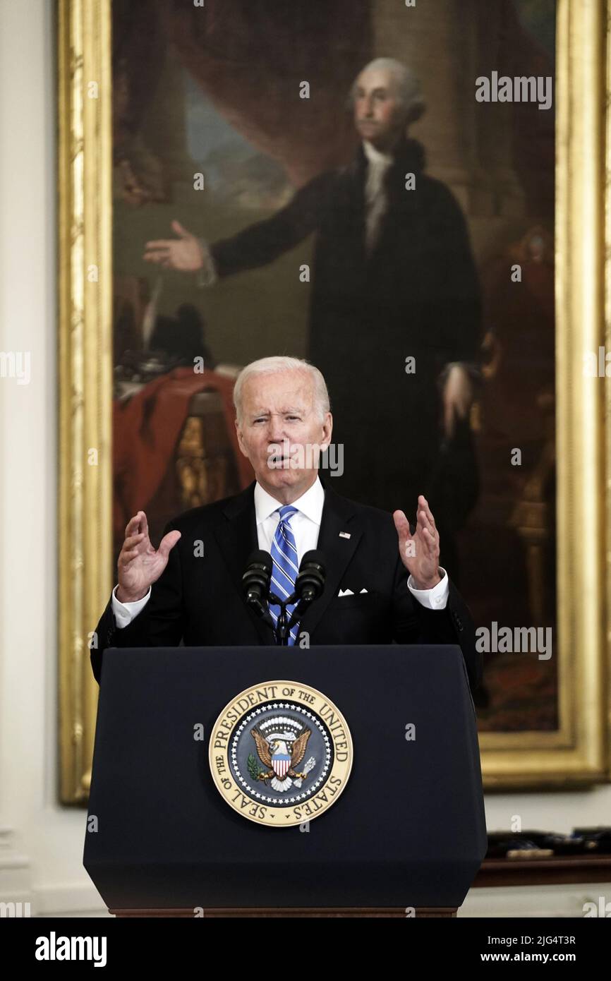 Washington, Stati Uniti. 07th luglio 2022. Il presidente degli Stati Uniti Joe Biden parla prima di assegnare a 17 destinatari la Medaglia Presidenziale della libertà, il più alto onore civile della nazione, durante una cerimonia nella Sala Est della Casa Bianca a Washington, DC Giovedi 7 luglio 2022. Foto di Ken Cedeno/UPI Credit: UPI/Alamy Live News Foto Stock