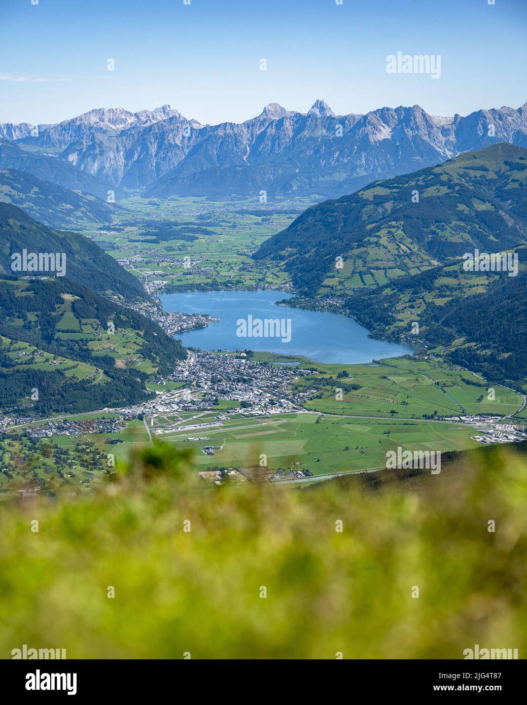Estate in Austria, città e lago Zell am See di fronte alle Alpi Berchtesgaden, Pinzgau, Salzburger Land, Austria, Europa Foto Stock