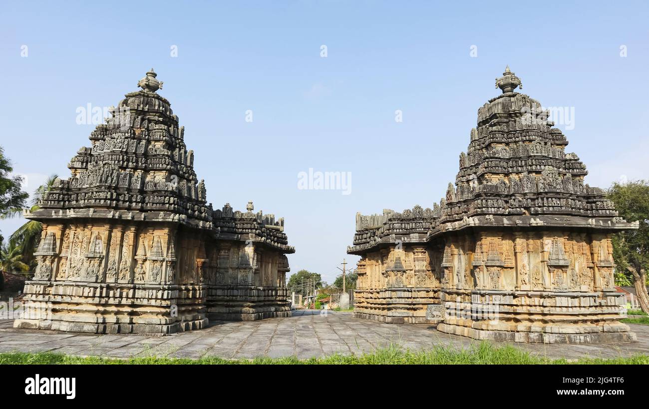 Vista di un paio di templi indù quasi identici Nageshvara-Chennakeshava tempio, Mosale, Hassan, Karnataka, India. Foto Stock
