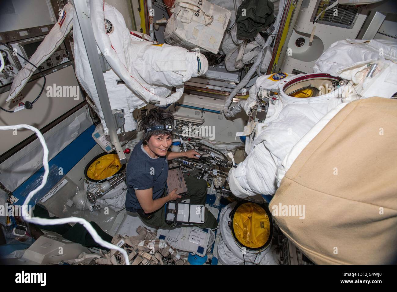 International Space Station Expedition 67 l'ingegnere di volo Samantha Cristoforetti dell'ESA, esegue la manutenzione degli spazi dell'EMU all'interno dell'airlock quest a bordo dello spacelab orbitante, 11 maggio 2022 a Earth Orbit. Foto Stock