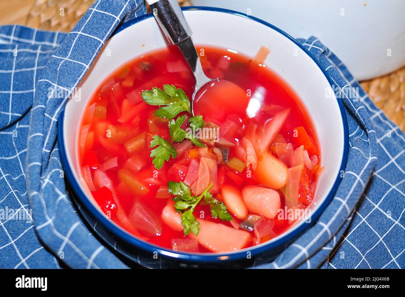 Un piatto di rosso ucraino piatto nazionale zuppa di borsch, che ha aggiunto alla lista del patrimonio a rischio unesco. Foto Stock