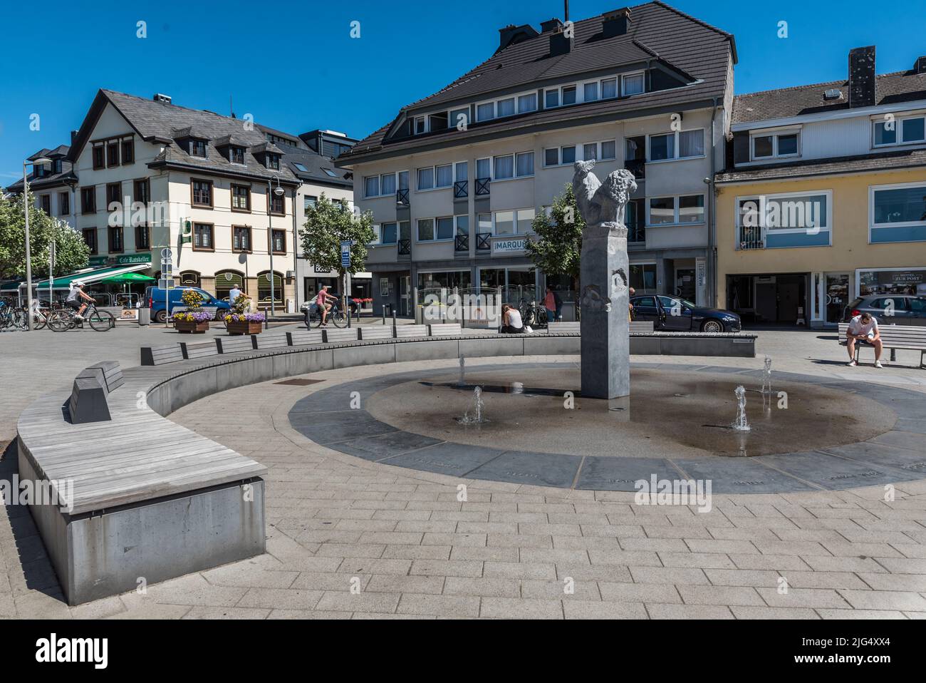 Sankt Vith, Belgio, 07 30 2020 - Piazza della città con fontana e municipio del villaggio Foto Stock