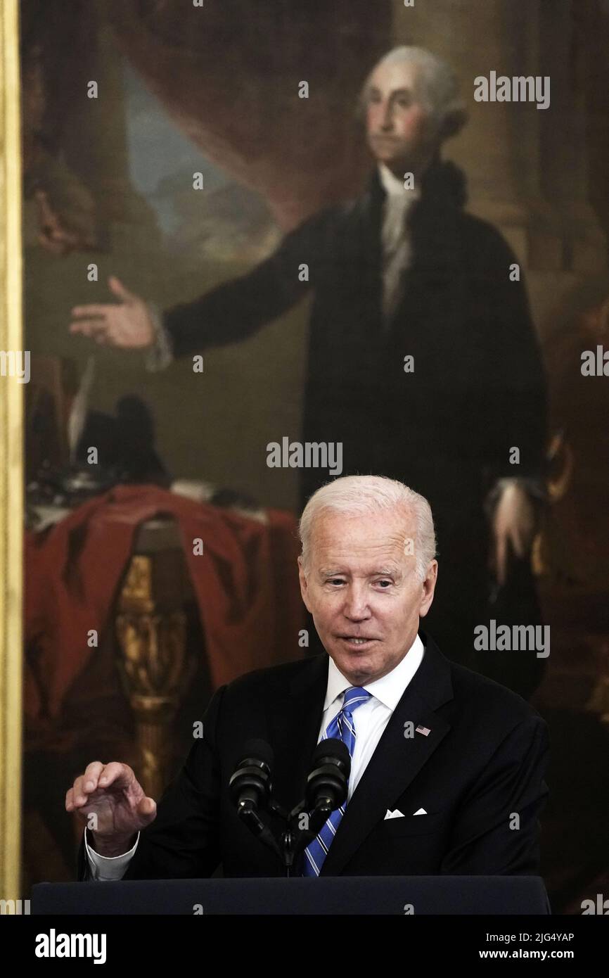 Washington, Stati Uniti. 07th luglio 2022. Il presidente degli Stati Uniti Joe Biden parla prima di assegnare a 17 destinatari la Medaglia Presidenziale della libertà, il più alto onore civile della nazione, durante una cerimonia nella Sala Est della Casa Bianca a Washington, DC Giovedi 7 luglio 2022. Foto di Ken Cedeno/UPI Credit: UPI/Alamy Live News Foto Stock