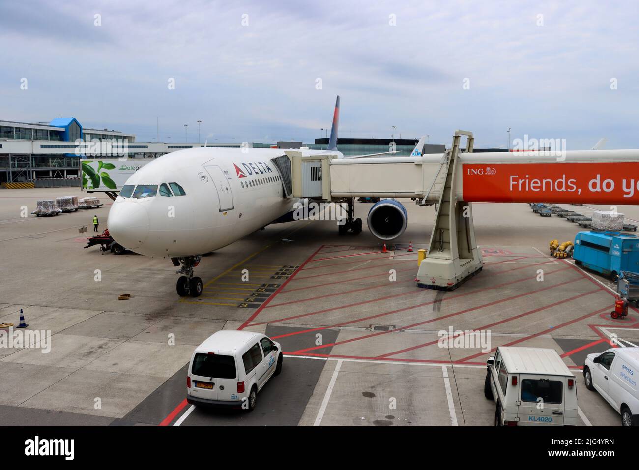 Delta Airbus al cancello il 30th 2022 giugno presso l'aeroporto Schiphol di Amsterdam Foto Stock