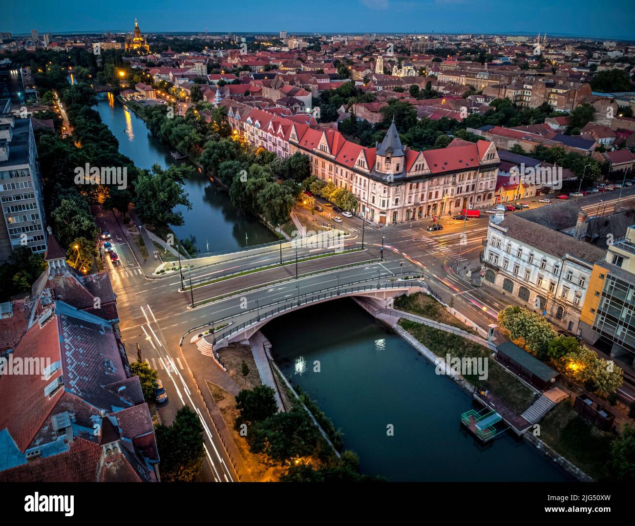 Vista aerea della riva del fiume Bega e del ponte Stephen the Great all'ora blu. Foto del drone scattata il 26th giugno 2022, a Timisoara, contea di Timis, Rom Foto Stock