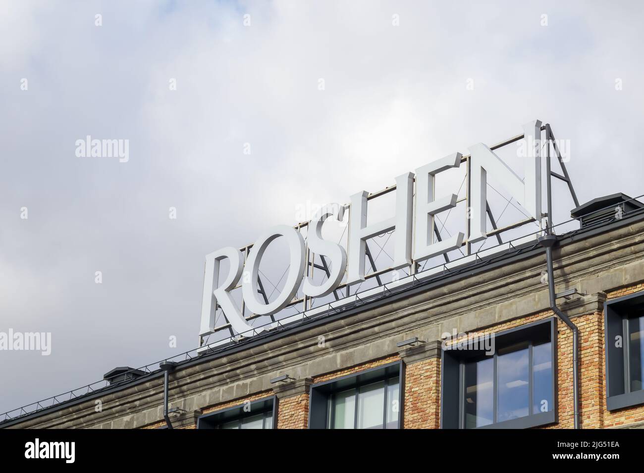 Fabbrica di cioccolato di pasticceria Roshen a Kiev. Emblema della società Roshen. Impresa di proprietà dell'ex presidente dell'Ucraina Petro Poroshenko. Roshen C. Foto Stock