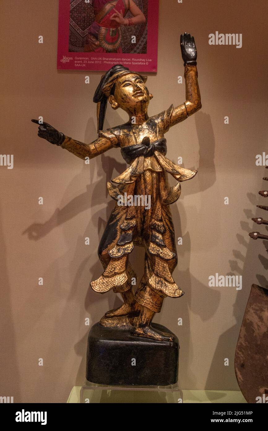 Una danzatrice di legno annerita del Myanmar (c 1900) in mostra nel Regno Unito. Foto Stock