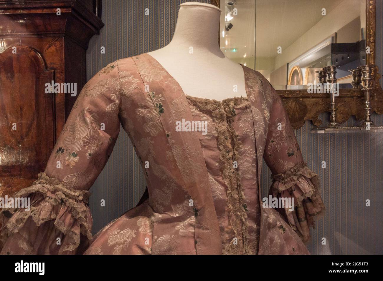 Un abito da donna con broccato di seta, (riccamente decorativo tessuto navetta) dal 1770s in esposizione nel Regno Unito. Foto Stock