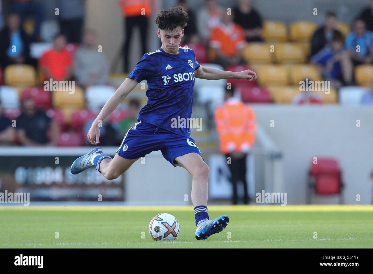 York, Regno Unito. 07th luglio 2022. Archie Gray #63 di Leeds United sulla palla durante la partita a York, Regno Unito il 7/7/2022. (Foto di James Heaton/News Images/Sipa USA) Credit: Sipa USA/Alamy Live News Foto Stock