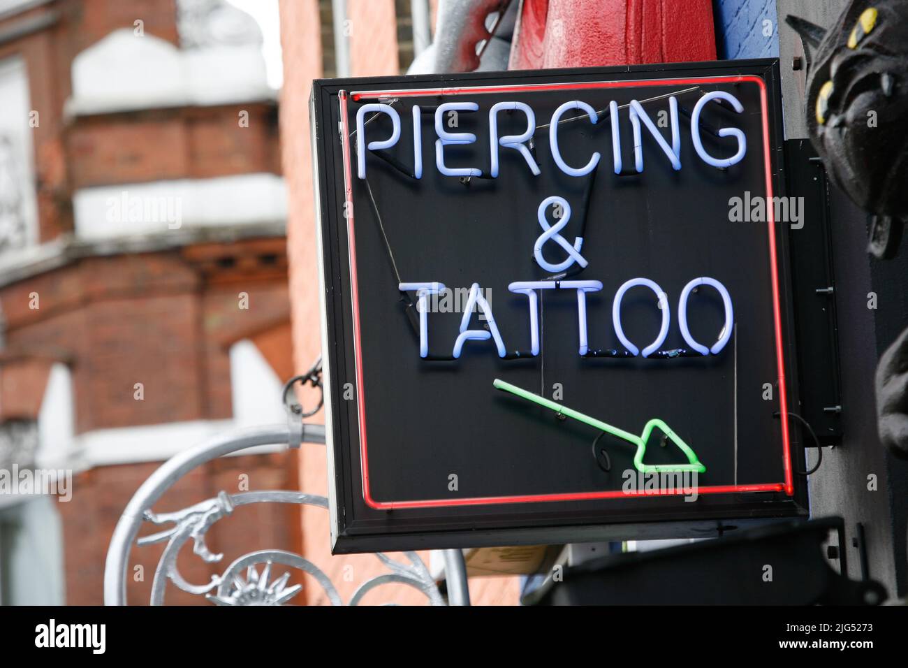 Strada segno di Tattoo, piercing in Camden Market, Camden Town, chiamato anche Camden Lock. Il mercato è una delle attrazioni più popolari di Londra Foto Stock