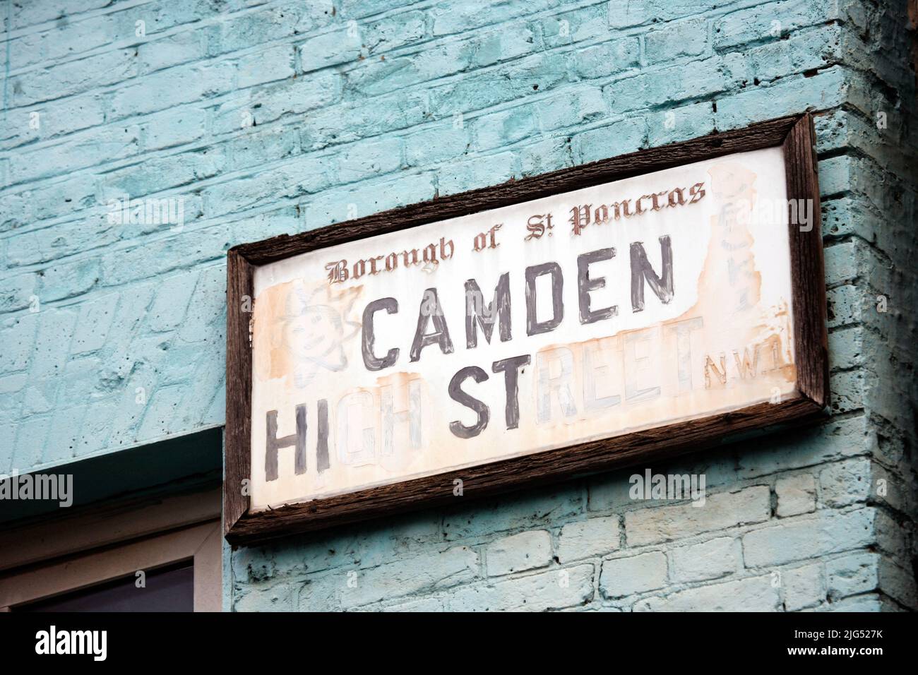 Segnaletica stradale della Camden Highstreet. Il Camden Market è una delle attrazioni più popolari di Londra e attrae circa 100.000 visitatori ogni fine settimana. Foto Stock