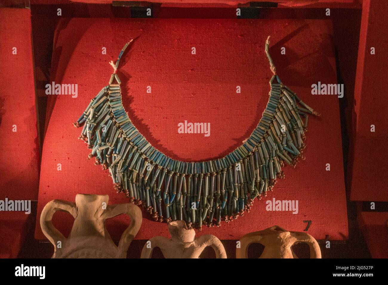 Un colletto egiziano di perline (colletto di faience) dell'antico Egitto in mostra nel Regno Unito. Foto Stock