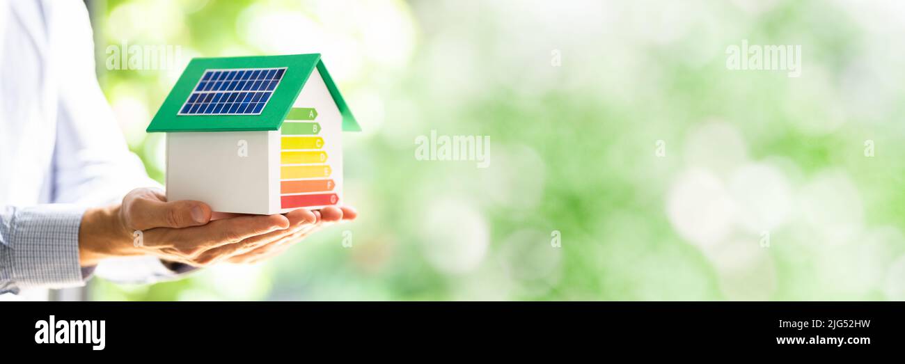 Casa Solar Roof investimento. Tecnologia fotovoltaica Green Energy Foto Stock