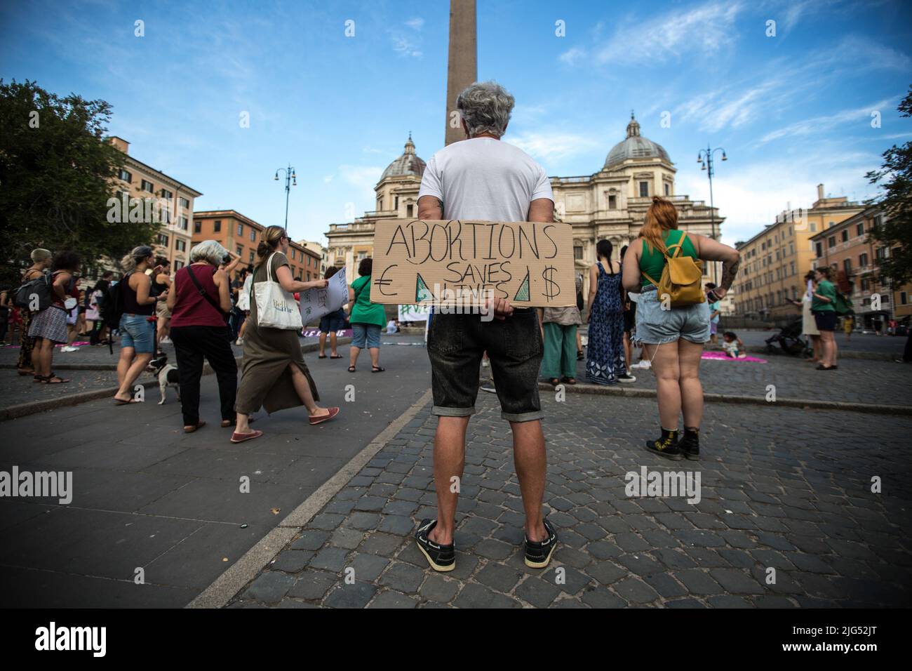 Roma, Italia. 07th luglio 2022. Pro-abortion, femministe, LGBTQUI+ , attivisti e membri del pubblico hanno tenuto una dimostrazione a Roma in Piazza dell’Esquilino per protestare contro la sentenza della Corte Suprema degli Stati Uniti che, il 24 giugno, ha abbattuto Roe contro Wade, garantendo il diritto di porre fine a una gravidanza / diritto di aborto. Foto Stock
