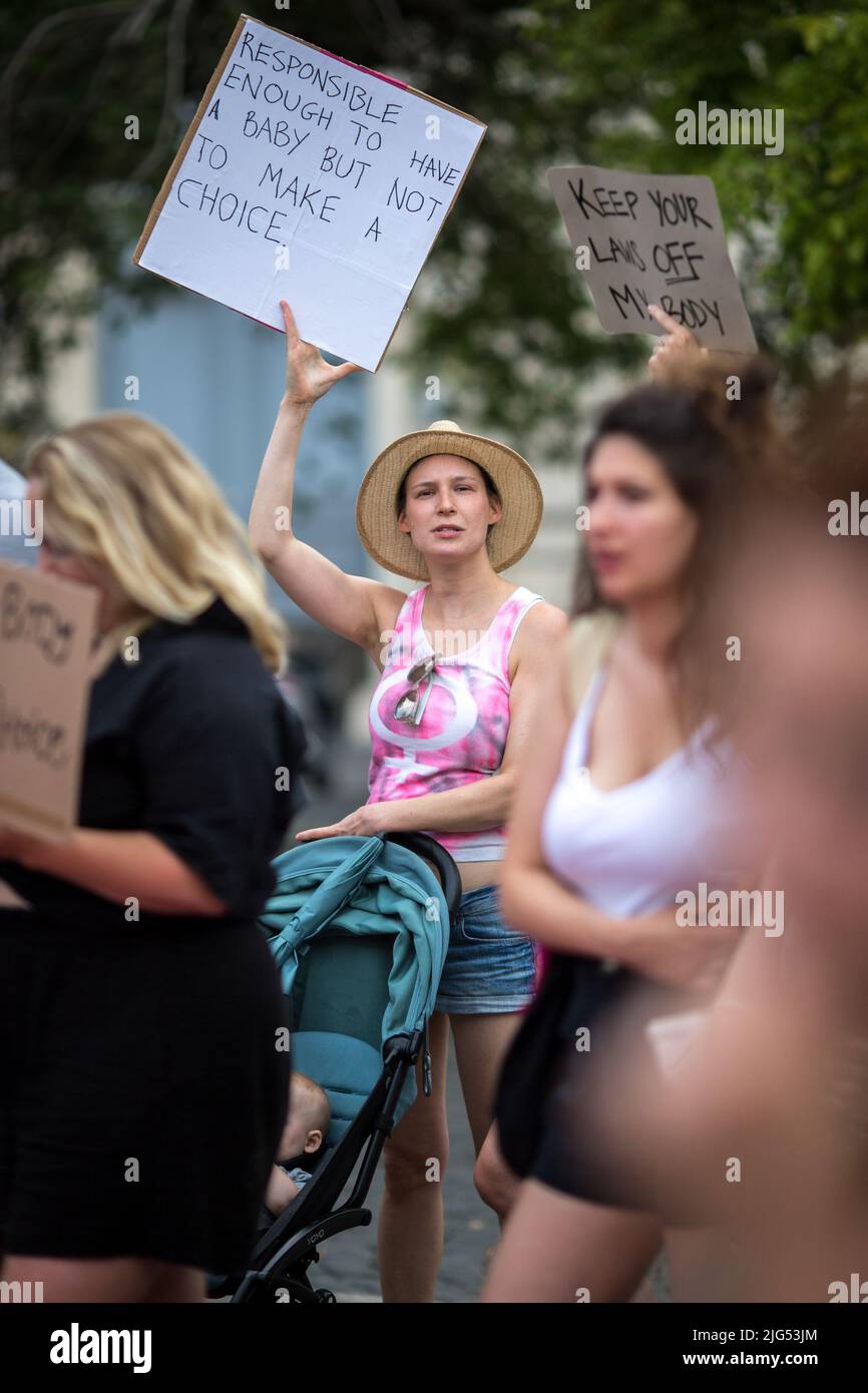 Roma, Italia. 07th luglio 2022. Pro-abortion, femministe, LGBTQUI+ , attivisti e membri del pubblico hanno tenuto una dimostrazione a Roma in Piazza dell’Esquilino per protestare contro la sentenza della Corte Suprema degli Stati Uniti che, il 24 giugno, ha abbattuto Roe contro Wade, garantendo il diritto di porre fine a una gravidanza / diritto di aborto. Foto Stock