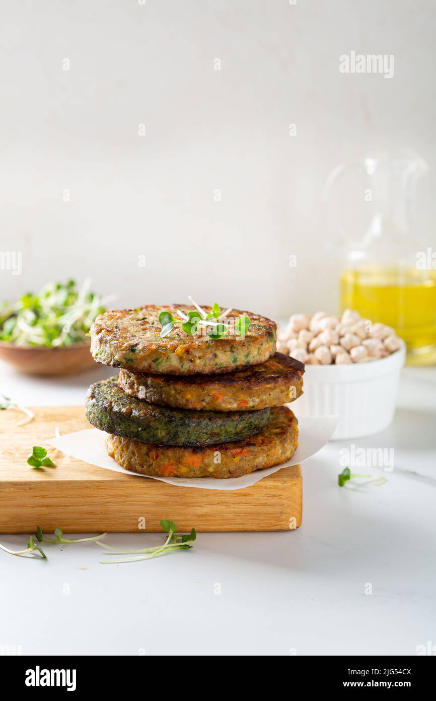 Polpette vegane con ceci e verdure impilano cibo leggero sfondo Foto Stock