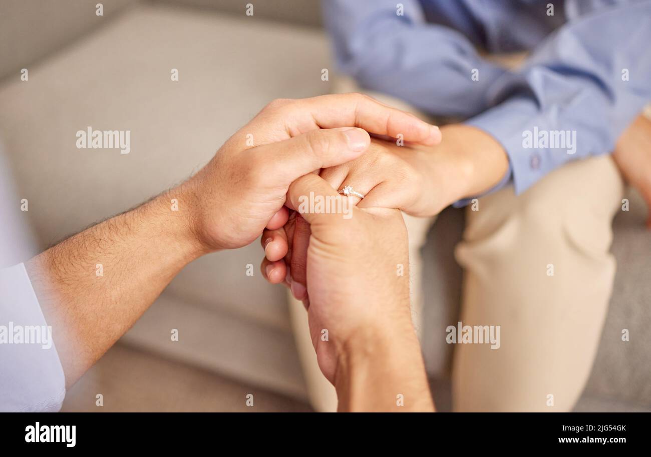 Il modo migliore per uscire è sempre attraverso. Sparato di due persone irriconoscibili che tengono le mani insieme all'interno. Foto Stock